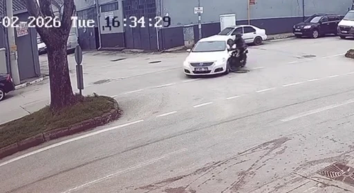 Bursa&rsquo;da otomobil motosikletle &ccedil;arpıştı: 1 yaralı
