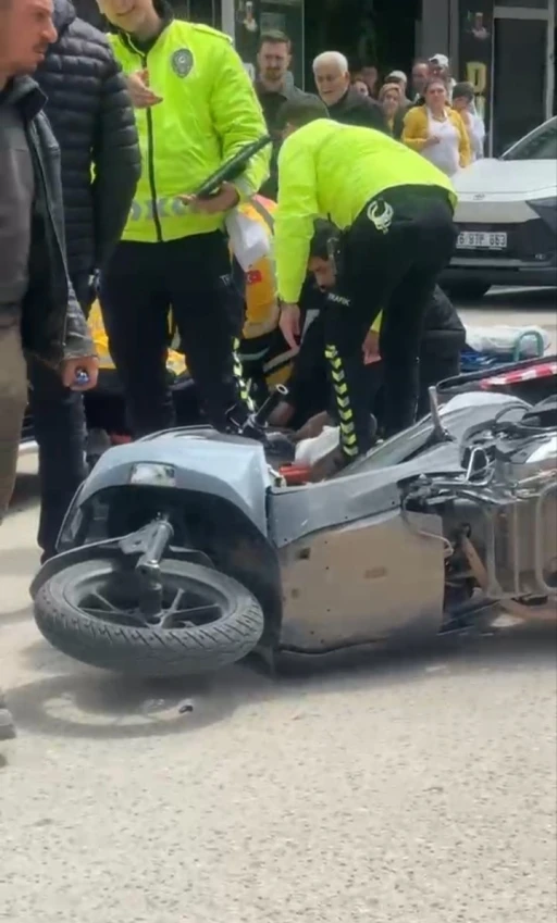 Bursa&rsquo;da otomobilin &ccedil;arptığı motosikletli kurye yaralandı
