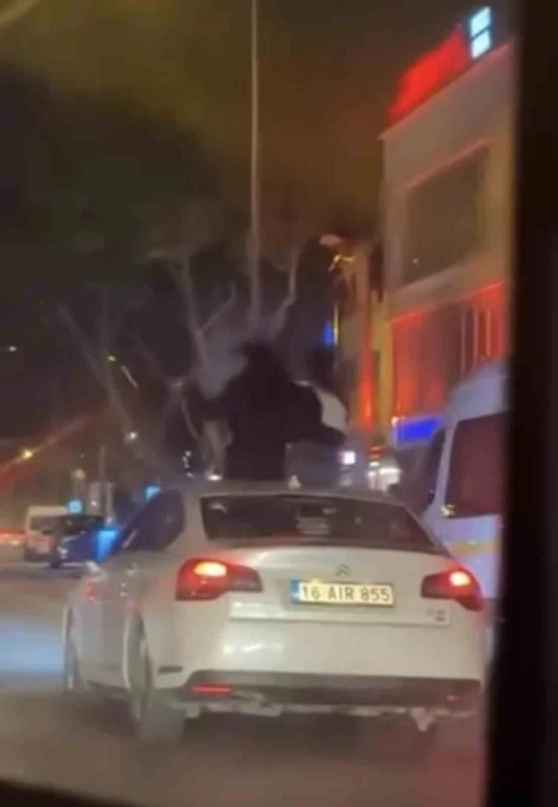 Bursa&rsquo;da otomobilin tavanına oturdular : 25 bin TL ceza kesildi
