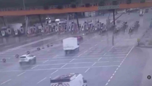 Bursa&rsquo;da otoyolda pes dedirten g&ouml;r&uuml;nt&uuml;: Ters şeritte kilometrelerce ilerledi
