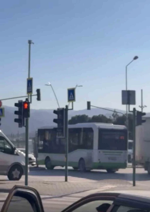 Bursa&rsquo;da &ouml;zel halk otob&uuml;s&uuml; ters şeride girdi
