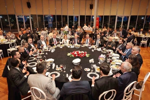 Bursa&rsquo;da &ouml;zlenen tablo...Mecliste su i&ccedil;in tartıştılar, iftarda aynı sofrada buluştular
