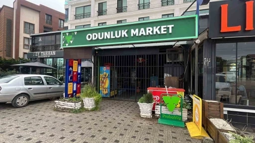 Bursa&rsquo;da para &uuml;st&uuml; kavgası kamerada: Market savaş alanına d&ouml;nd&uuml;
