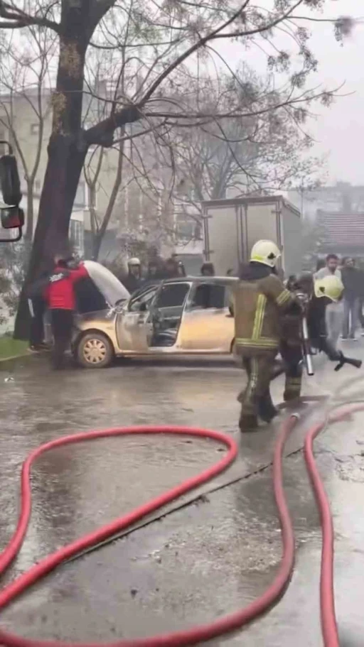 Bursa&rsquo;da park halindeki midib&uuml;ste &ccedil;ıkan yangın otomobile sı&ccedil;radı
