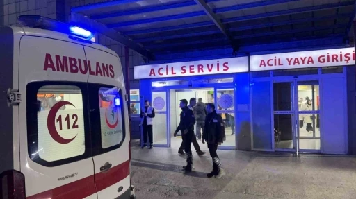 Bursa&rsquo;da parkta &ccedil;ıkan tartışmada kan aktı, sırtından bı&ccedil;aklanarak yaralandı
