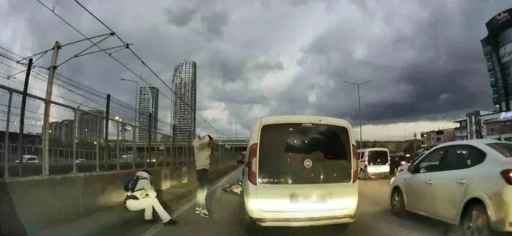 Bursa&rsquo;da pes dedirten anlar: Motosikletliyle &ccedil;arpıştı, ilk işi aracına bakmak oldu
