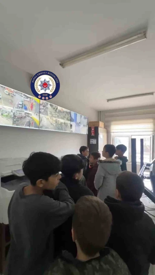 Bursa&rsquo;da polisten &ccedil;ocuklara y&ouml;nelik sosyal farkındalık etkinliği
