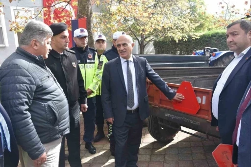 Bursa’da, "Trafikte Görünür Ol" projesi çerçevesinde traktör kullanıcılarına ekipman  desteği