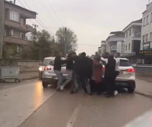 Bursa’da &quot;yol verme&quot; kavgası: Sürücüler ve yolcular birbirine girdi
