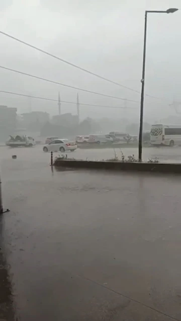 Bursa’da sağanak yağış ve dolu hayatı felç etti
