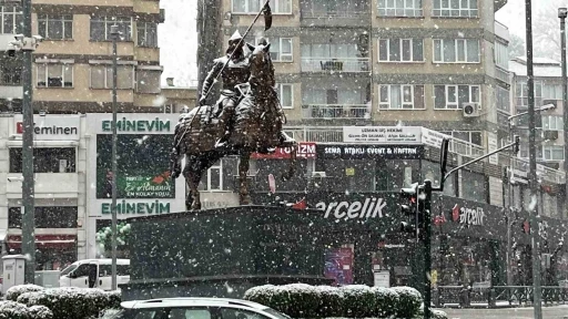 Bursa&rsquo;da şehir merkezinde kar s&uuml;rpriiz...Uludağ&rsquo;a &ccedil;ıkacaklar dikkat....

