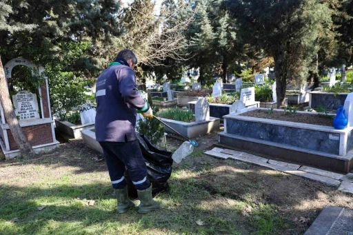 Bursa&rsquo;da şehitlik ve mezarlıklar bayrama hazır
