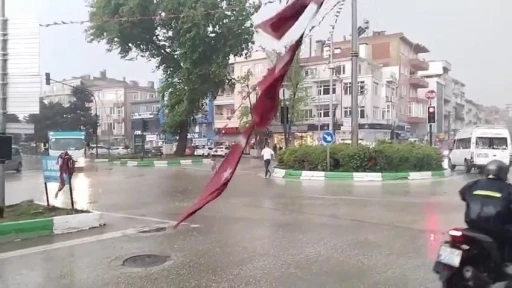 Bursa&rsquo;da sel...Duyarlı vatandaşlar sele rağmen yırtılan T&uuml;rk Bayrağını yerden kaldırdı
