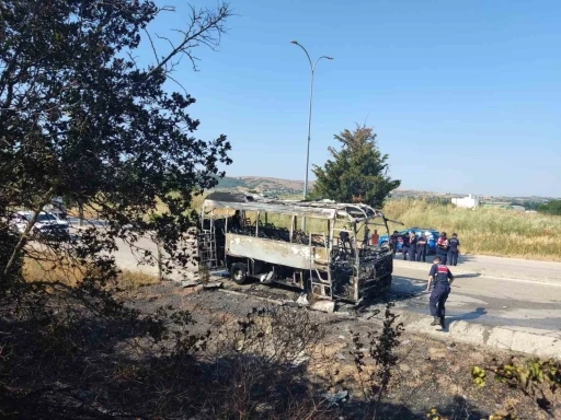 Bursa&rsquo;da servis otob&uuml;s&uuml; alevlere teslim oldu
