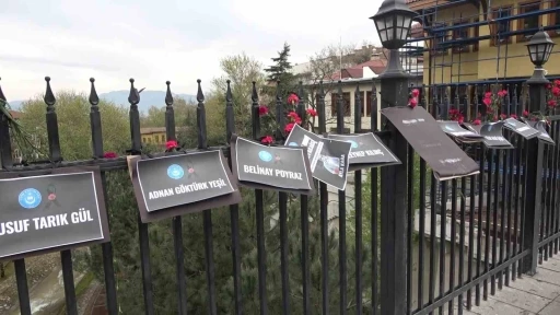 Bursa&rsquo;da Setbaşı K&ouml;pr&uuml;s&uuml; karanfillerle donatıldı
