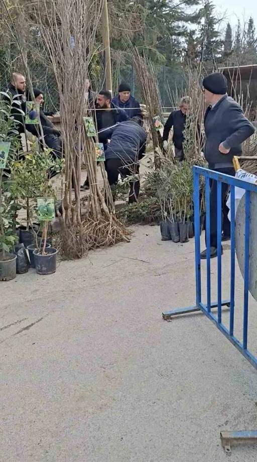 Bursa&rsquo;da seyyar satıcılardan zabıtaya bı&ccedil;aklı saldırı, 1 zabıta yaralandı

