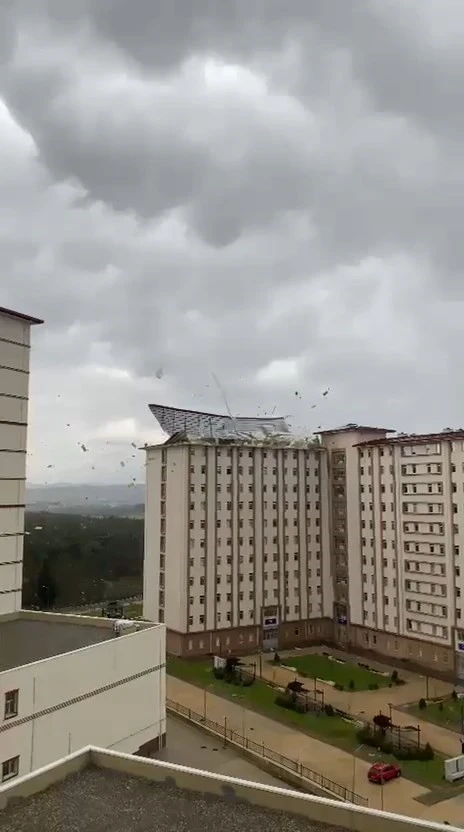 Bursa&rsquo;da şiddetli fırtına &ccedil;atıları b&ouml;yle u&ccedil;urdu
