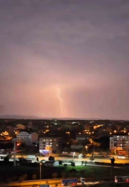 Bursa’da şimşekler geceyi gündüze çevirdi
