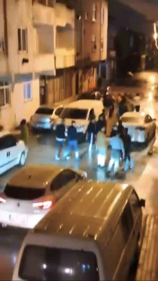 Bursa&rsquo;da sokak ortasında meydan muharebesi gibi kavga
