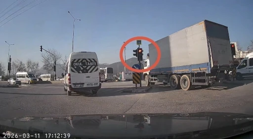 Bursa&rsquo;da s&uuml;r&uuml;c&uuml;ler kırmızı ışıkta durmadı
