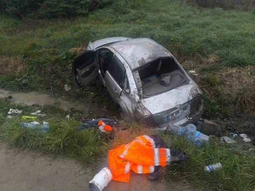 Bursa&rsquo;da taklalar atan otomobil tarlaya u&ccedil;tu: 3 yaralı
