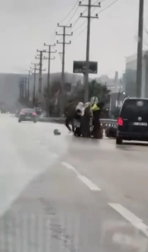 Bursa&rsquo;da tartıştığı kuryeyi d&ouml;vd&uuml;: O anlar kameraya yansıdı
