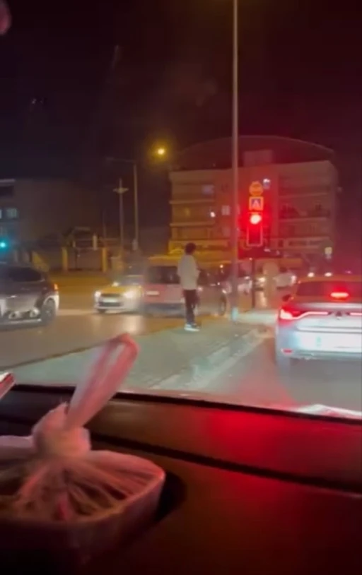 Bursa&rsquo;da ters şeride giren hafif ticari ara&ccedil; trafiği tehlikeye attı
