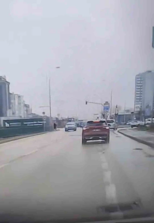 Bursa&rsquo;da ters y&ouml;ne giren otomobil paniğe neden oldu
