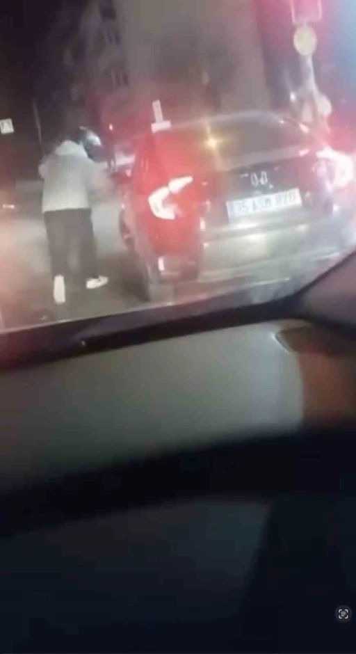 Bursa&rsquo;da trafikte motosikletliye kadın s&uuml;r&uuml;c&uuml;den tekme ve tokatlı saldırı
