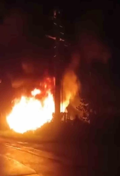 Bursa’da trafo yangını meyve kasalarına sıçradı
