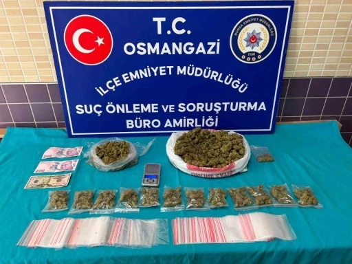 Bursa&rsquo;da uyuşturucu operasyonu: 1 kiloya yakın esrar ele ge&ccedil;irildi, 4 ş&uuml;pheli yakalandı
