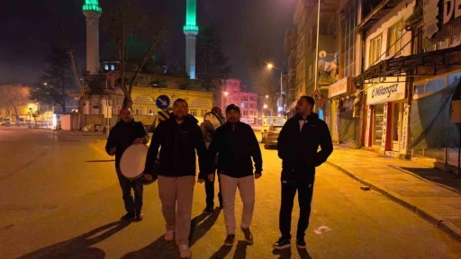 Bursa&rsquo;da vatandaşlar ilahiler ve beyitlerle sahura kalktı
