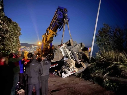 Bursa&rsquo;da vin&ccedil;ten d&uuml;şen iş makinesi paniğe neden oldu
