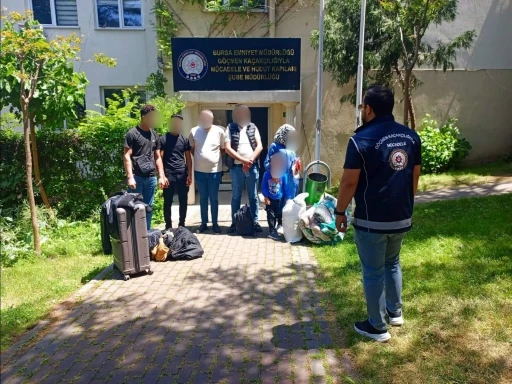 Bursa’da yabancıları kaçak taşıyan organizatör kıskıvrak yakalandı

