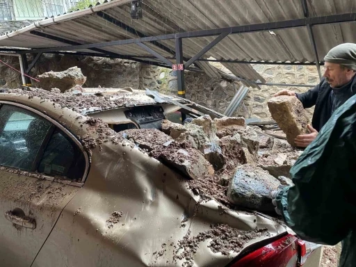 Bursa&rsquo;da yağışla istinat duvarı &ccedil;&ouml;kt&uuml;, 3 l&uuml;ks otomobil zarar g&ouml;rd&uuml;
