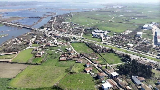 Bursa&rsquo;da yağışlar g&ouml;l seviyesini y&uuml;kseltince evlerin bah&ccedil;eleri sular altında kaldı
