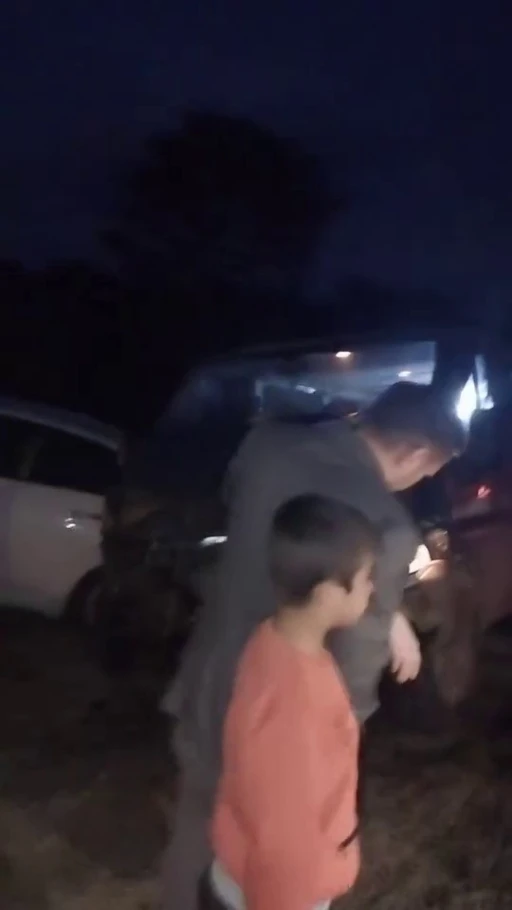Bursa&rsquo;da yama&ccedil;tan kopan kayalar, ara&ccedil;ların &uuml;zerine yağdı
