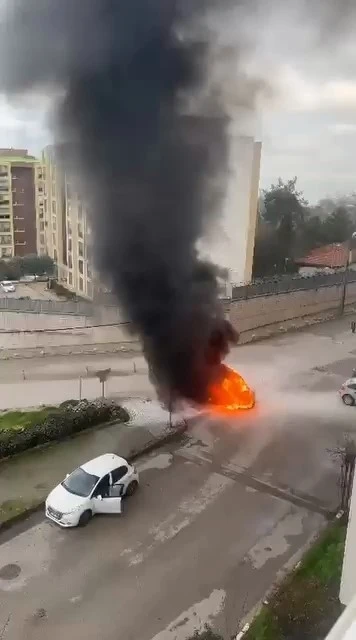 Bursa&rsquo;da yanan ara&ccedil; art arda patladı, mahalleli panik yaşadı
