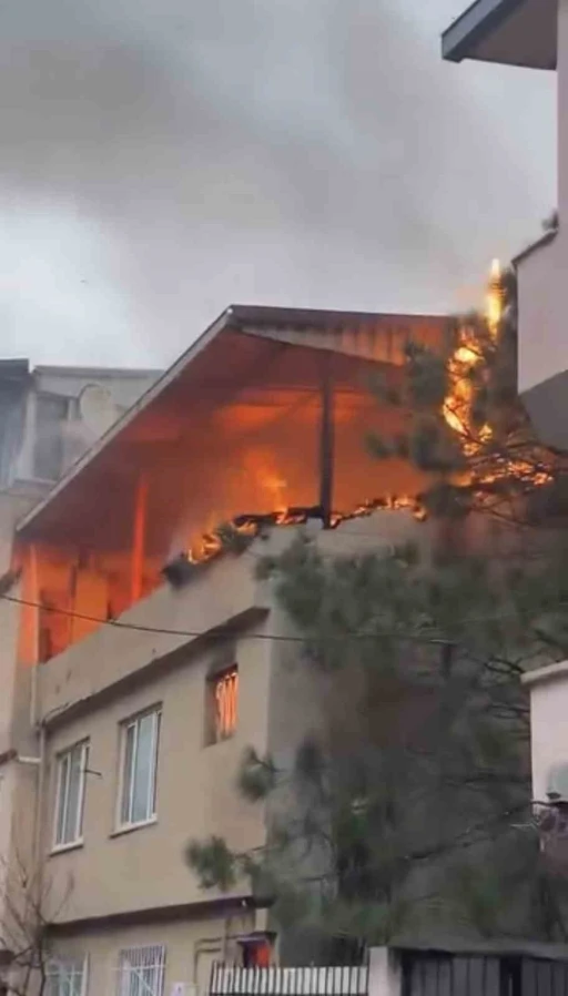 Bursa&rsquo;da yangında daire alev topuna d&ouml;nd&uuml;
