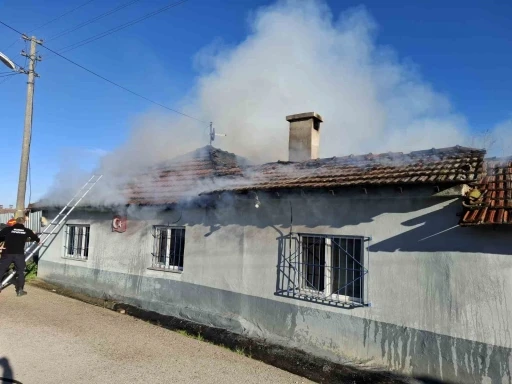 Bursa&rsquo;da yaşlı &ccedil;iftin evi alevlere teslim oldu
