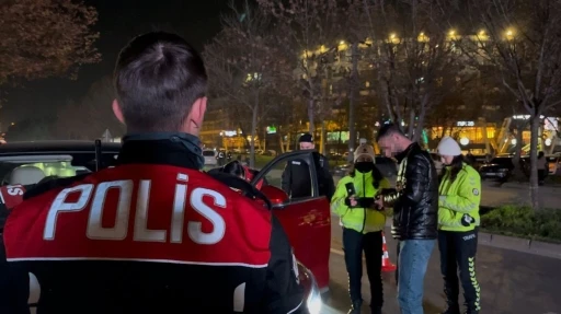 Bursa&rsquo;da yılbaşı &ouml;ncesi polis uygulamasında &ccedil;ok sayıda ş&uuml;pheli yakalandı
