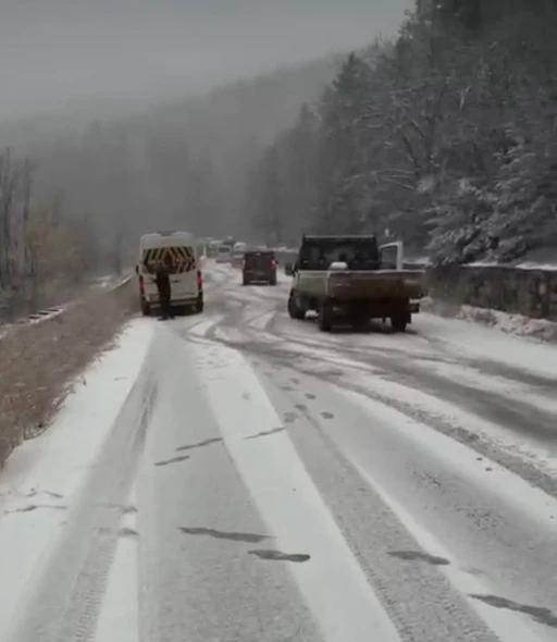 Bursa&rsquo;da yoğun kar yolları kapattı
