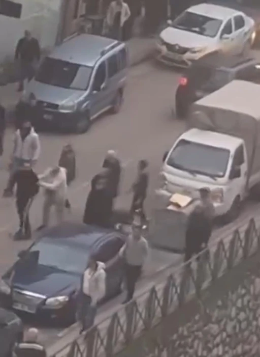 Bursa&rsquo;da yol ortasında kavga trafiği kilitledi
