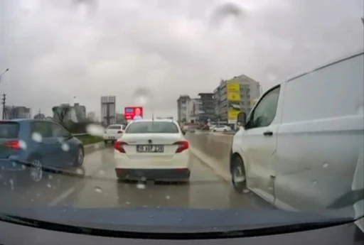 Bursa&rsquo;da yol verme kavgası: 3 kişi s&uuml;r&uuml;c&uuml;ye saldırdı
