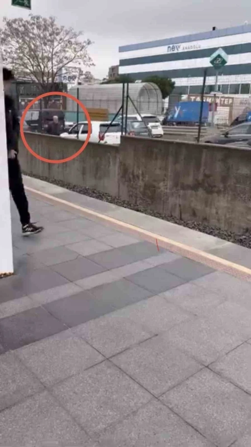 Bursa&rsquo;da yolunu kaybeden yaşlı adam, trafikte tehlike sa&ccedil;tı
