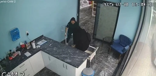 Bursa’daki depremde tedavi gören köpeği içeride bırakmadı
