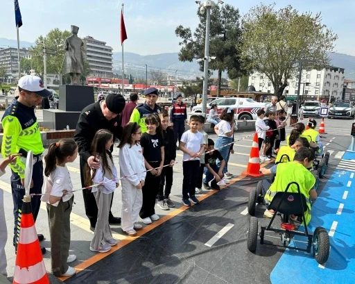Bursa İl Jandarma Komutanlığı’ndan miniklere trafik dersi
