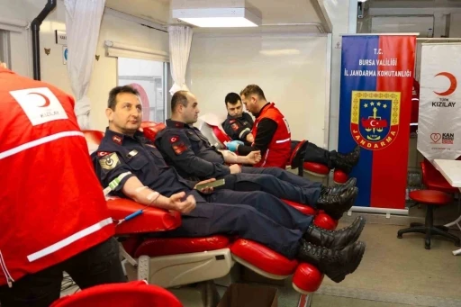 Bursa Jandarması&rsquo;ndan Kızılay&rsquo;a anlamlı katkı
