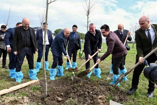 Bursa&rsquo;nın fethinin 700&rsquo;&uuml;nc&uuml; yılında Karacabey&rsquo;de fidanlar toprakla buluştu
