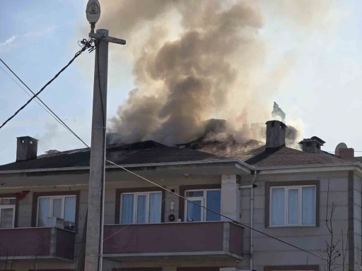 Bursa&rsquo;nın İneg&ouml;l il&ccedil;esinde apartmanın &ccedil;atısı alev alev yandı
